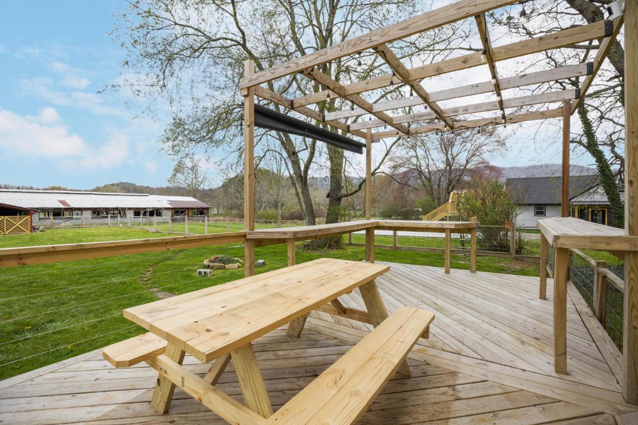 Charming 4 Bedroom Farmhouse With Large Backyard For Entertaining Mountain City Ngoại thất bức ảnh